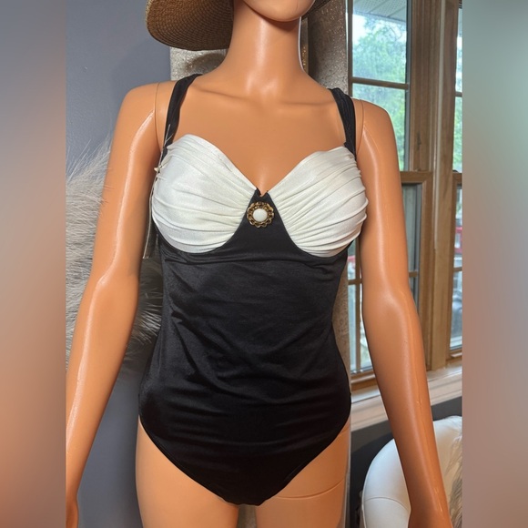 Gottex Black and White Bikini with Structured Elegance‎ - Picture 5 of 14
